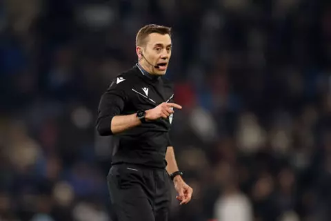 يويفا يعلن.. صافرة فرنسية تضبط ديربي ريال مدريد وأتلتيكو في دوري أبطال أوروبا